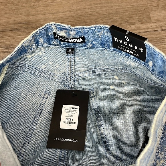NWT Fashion Nova Nothing Compares Non Stretch Denim Shorts - Acid Wash Blue Sz 5 - Picture 3 of 8